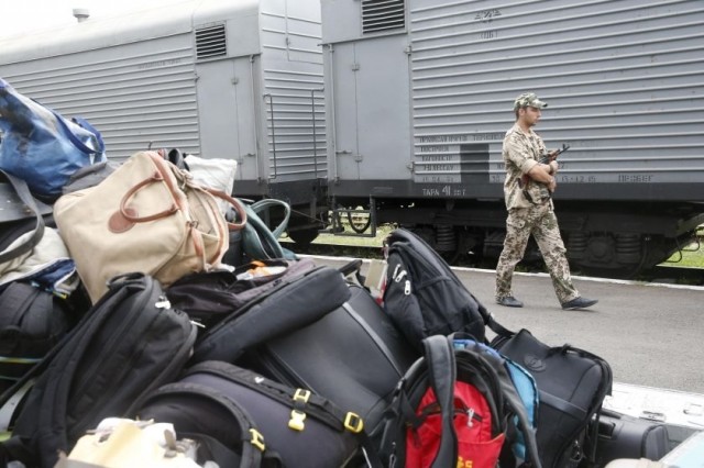 MH17 Victims’ luggage handed over to Dutch officials - ảnh 1